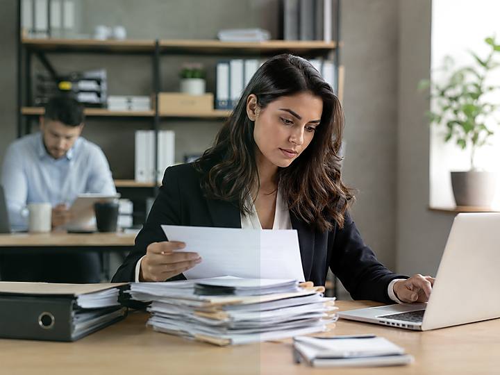 Échange calme autour de documents administratifs